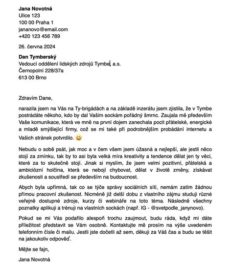 Žena píše do denníka svoje motivačné ciele a obavy