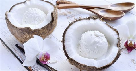 Detailné makro foto jemnej kokosovej múky v miske.