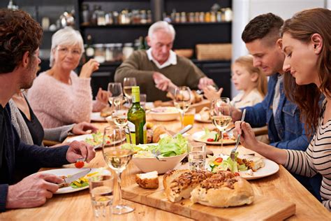 Rodinné stolovanie pri obede alebo večeri vo francúzskom štýle