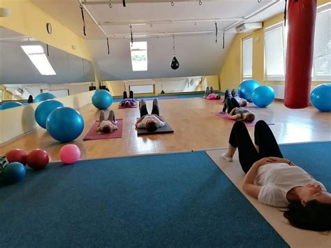 Fotografia: skupina ľudí cvičiaca spoločne v posilňovni