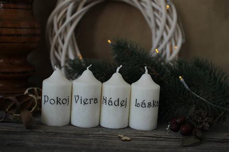 Detailná fotografia horiacej telovej sviečky TÁDÉ® s viditeľným dymom a textom loga