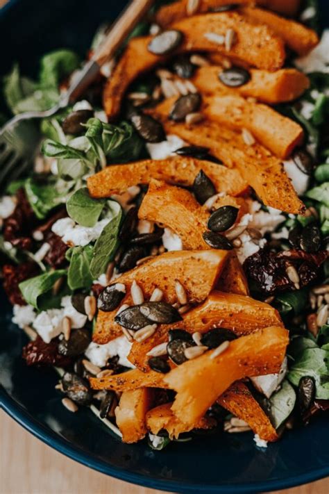 Taniere s rôznymi jedlami posypanými slnečnicovými semienkami