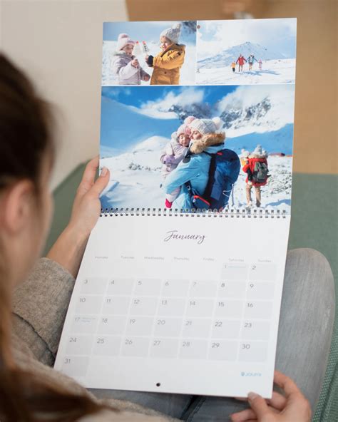 Tematické foto: Osoba držiaca stetoskop alebo merajúca si váhu, s váhami a potravinami v pozadí