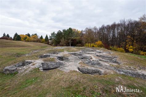 Záber na kúpeľný areál a travertínové formácie v Dudinciach