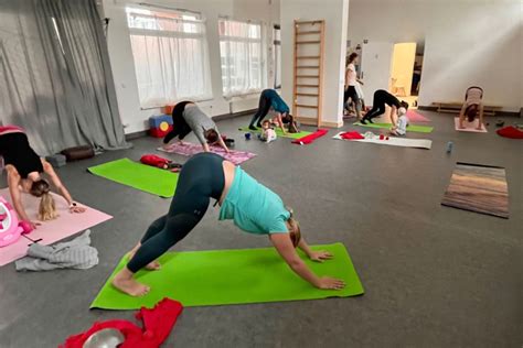 Ilustračná fotografia Dary Rolins pri cvičení jógy