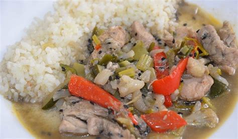 fotografia morčacích pŕs s kapustou a čerstvou zeleninou