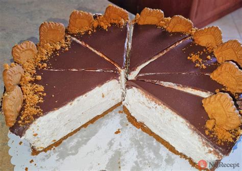 Nepečený cheesecake s keksíkovým základom a čokoládovou polevou
