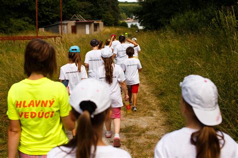 fotografia usmievavého seniora cvičiaceho v prírode