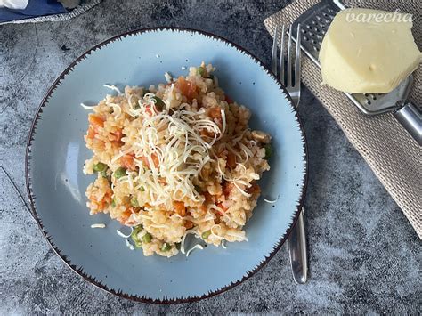 Foto: Ukážka vyváženého obedového taniera s kuracím mäsom, ryžou a čerstvou zeleninou