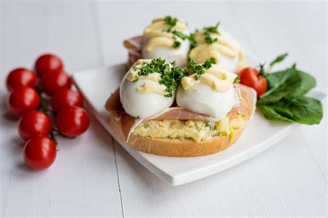 Fotografia ryžových chlebíčkov s rôznymi zdravými prílohami (šunka, syr, zelenina, vajíčko)