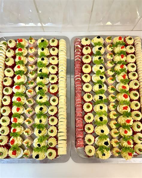 Koláž kaiserky, bieleho rožka a ryžových chlebíčkov pre vizuálne porovnanie