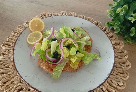 Tematické foto: človek jediaci pečivo večer bez výčitiek