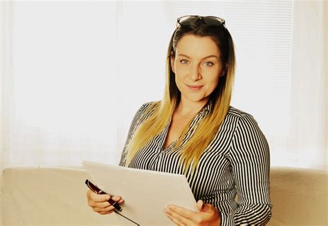 Ilustrácia zobrazujúca rôzne profesie, ktoré môžu byť vystavené zvýšenému psychickému tlaku.