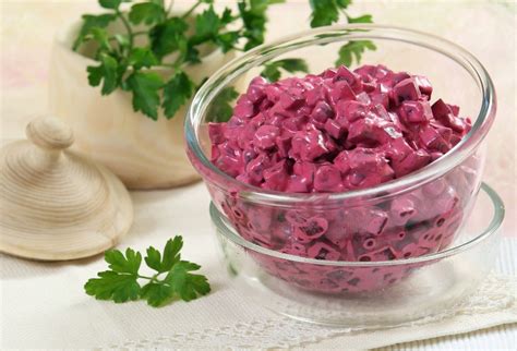 Farebný šalát z červenej repy, šošovice a kozieho syra