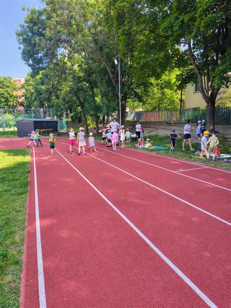 fotografia detí počas aktívnej hry na školskom dvore alebo prekážkovej dráhy