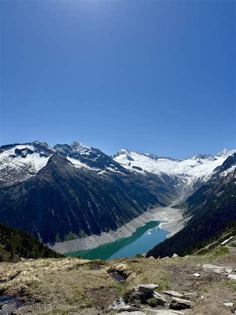 Snímka znázorňujúca cvičenca pri dynamickom výstupe na nastaviteľný step-mostík v domácom prostredí