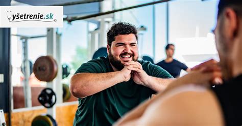 Tematické foto: Osoba cvičiaca v posilňovni alebo doma s úsmevom, zdôrazňujúce motiváciu a radosť z pohybu.