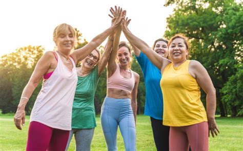 Tematická fotografia muža po päťdesiatke cvičiaceho v prírode