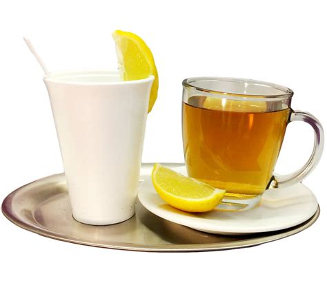 pohár vody s citrónom a bylinkový čaj