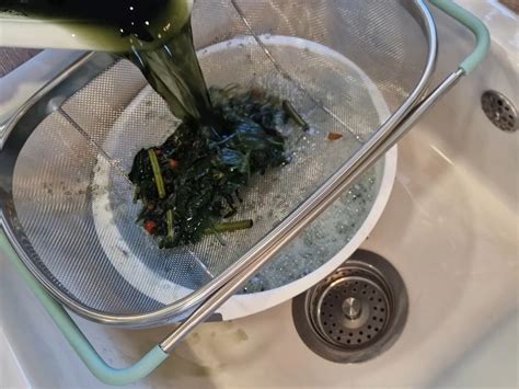 Schéma prípravy cukety: strúhanie, odkvapkávanie cez sitko a vytlačenie tekutiny.