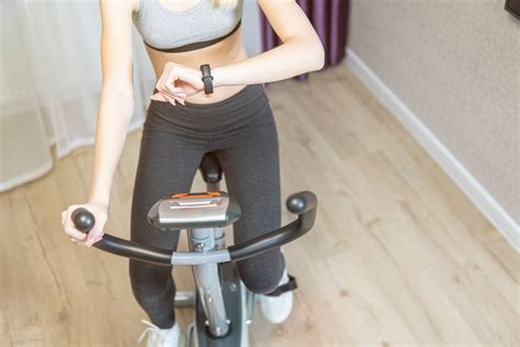 Ilustračná fotografia osoby cvičiacej na rotopede v domácom prostredí.