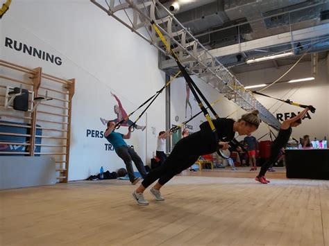 Schéma správneho uhla tela pri TRX cvičení pre rôzne úrovne obtiažnosti