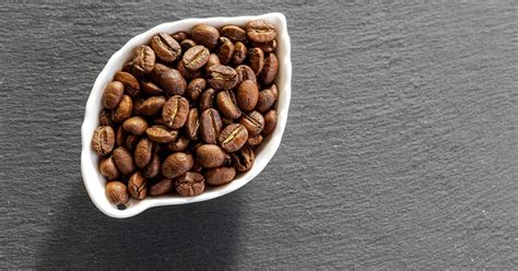 porovnávacia fotografia pražených a nepražených kávových zŕn