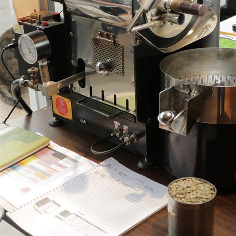 vizuálne znázornenie procesu praženia kávy a jeho vplyvu na zrno