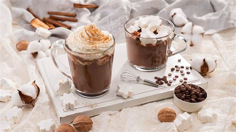 Tematické foto: Kvalitná horká čokoláda a rôzne kakaové bôby