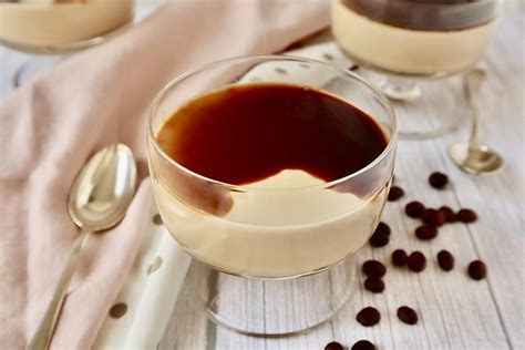 Fotografia kávovej panna cotty s jemným preliatím kávovým sirupom