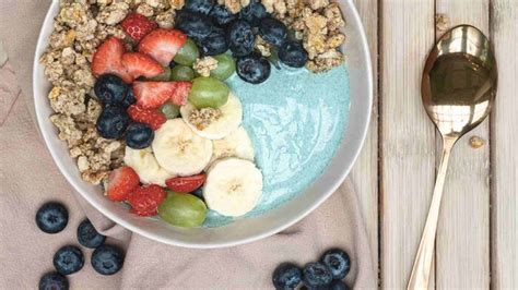 Tematické foto: Šťastná žena si vychutnáva zdravé raňajky s úsmevom