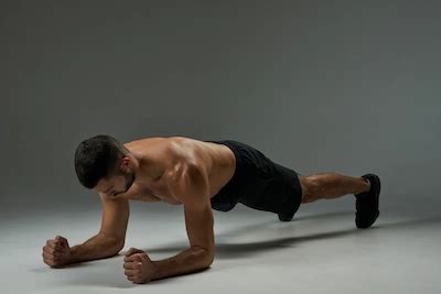 Foto: Žena vykonávajúca cvik plank pre posilnenie brušného svalstva