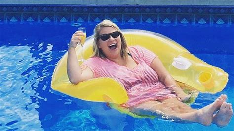 žena plávajúca v bazéne