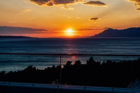 Tematické foto: Osoba rýchlo kráčajúca v prírode pri západe slnka