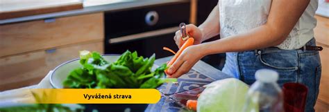 Foto: Žena si pripravuje zdravé jedlo plné zeleniny