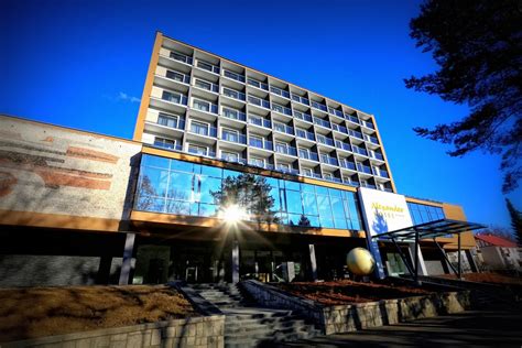 Panoráma historických Bardejovských Kúpeľov s modernými budovami