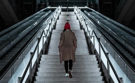 Tematické foto: osoba ide po schodoch namiesto výťahu