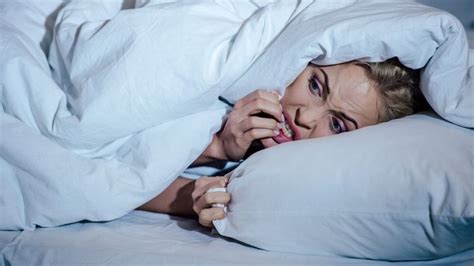 Tematické foto: spiaca žena v posteli