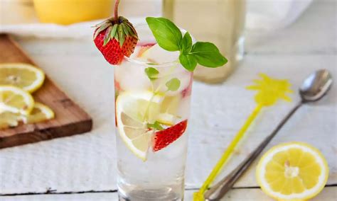 Tematické foto: Pohár vody s plátkami citróna a lístkami mäty.