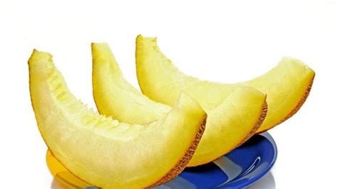 Snímka čerstvého nakrájaného žltého melóna s detailom jeho dužiny