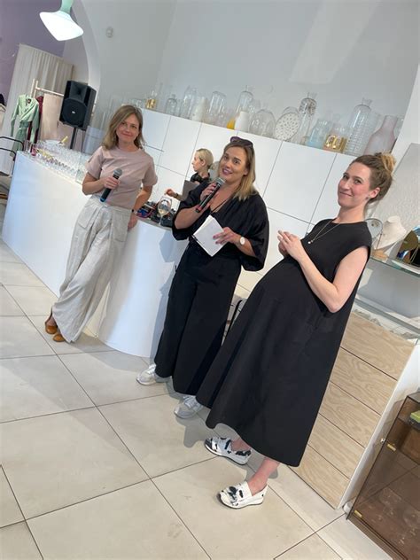 fotografia ženy prijímajúcej svoju postavu s úsmevom