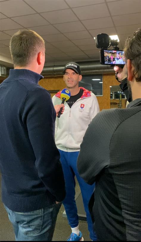 Schéma metabolického prepínania medzi využitím glukózy a oxidáciou tukových zásob pri kalorickom deficite.