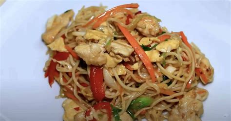 infografika znázorňujúca pyramídu paleo stravy s mäsom, zeleninou a ovocím v základe a vylúčenými priemyselnými potravinami na vrchole