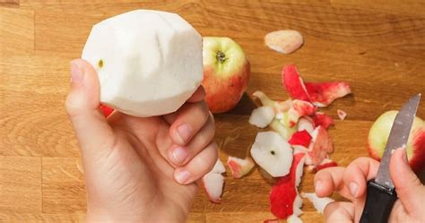 Infografika znázorňujúca kroky: krájanie jablka, pridanie škorice, zaliatie vodou a lúhovanie