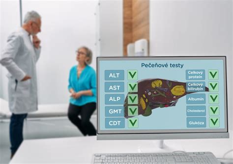 Ilustračné foto: Lekár prezerajúci výsledky laboratórnych testov