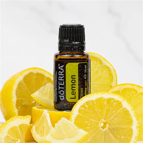 Fotografia bergamotového ovocia a fľaštička bergamotového oleja doTERRA.
