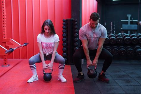 Infografika znázorňujúca základné cviky s vlastnou váhou (drepy, kľuky, plank, výpady) a ich vplyv na rôzne svalové partie