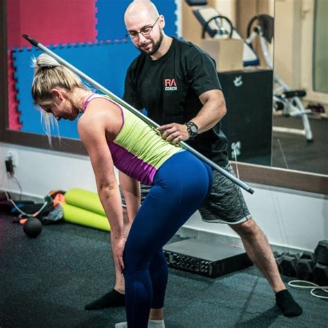 Muž a žena cvičiaci vo fitness centre