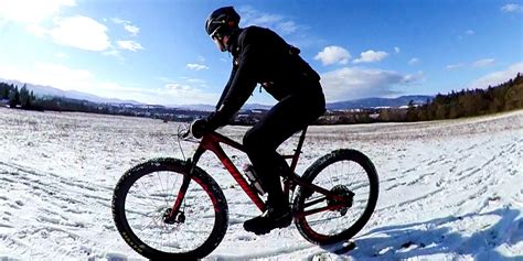 Infografika znázorňujúca hlavné výhody cyklistiky pre zdravie a chudnutie