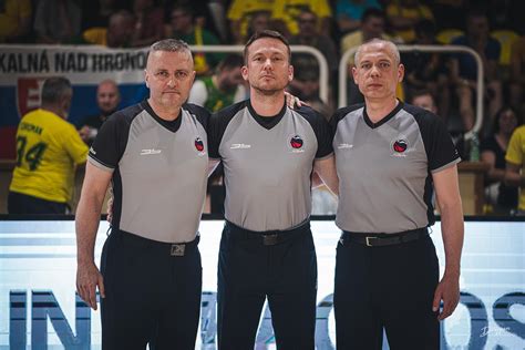 Tematické foto: pódium kulturistickej súťaže s rozhodcami a pretekármi